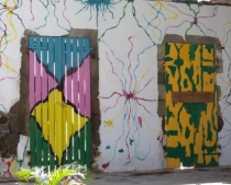 Barne kolory na bramie przedszkola