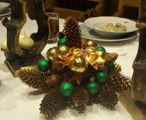Wiązanka świąteczna na stole wigilijnym