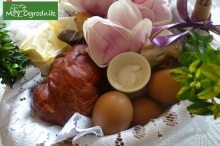 Wielkanocny koszyk pełen organicznych produktów