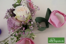 Różane i gipsówkowe ozdoby na stół weselny