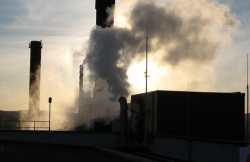Biały dym w fabryce